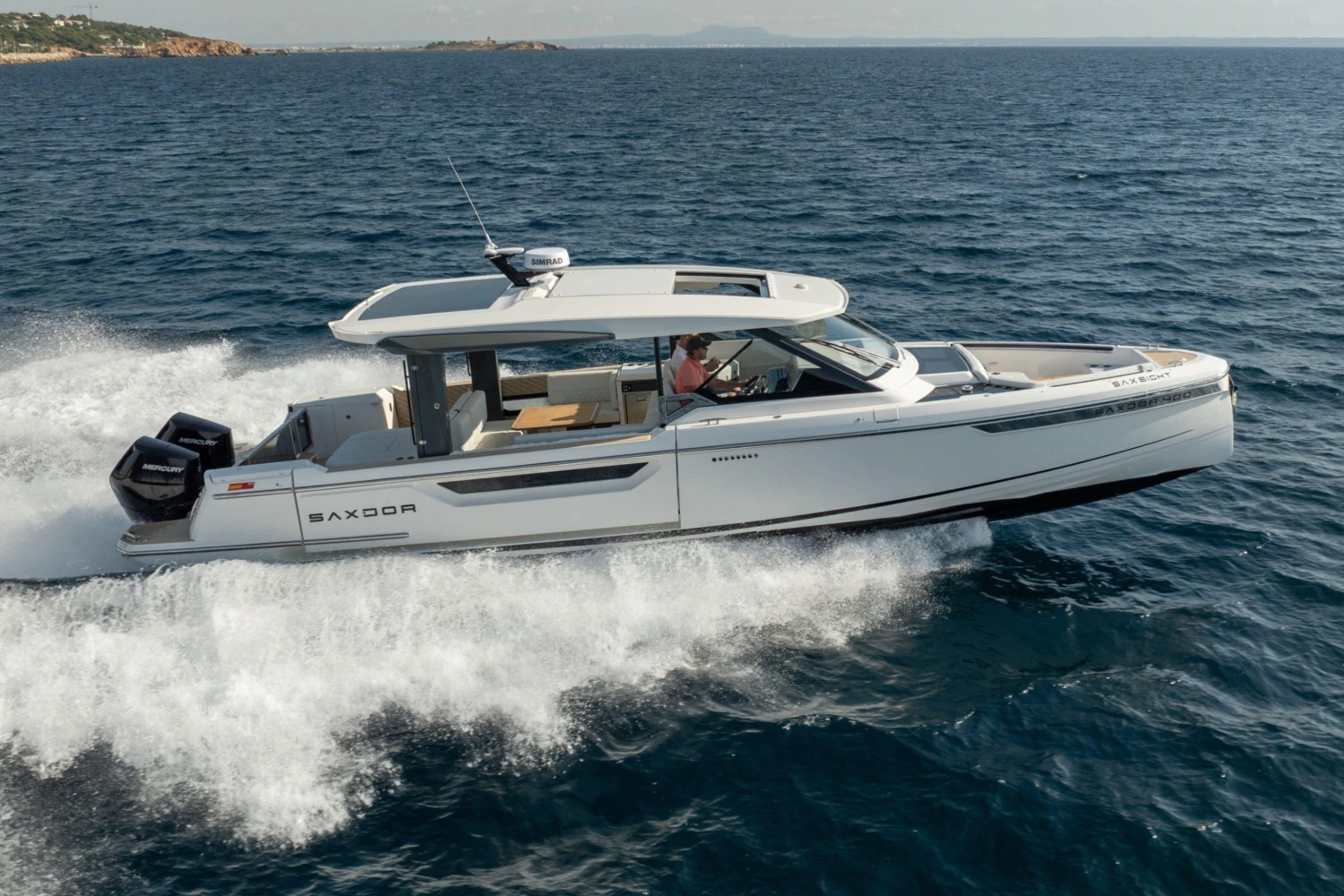 2025 Saxdor 400 GTO cruising on open water, showcasing sleek design and powerful performance.