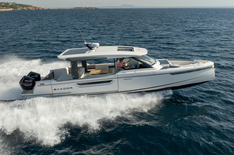 2025 Saxdor 400 GTO cruising on open water, showcasing sleek design and powerful performance.