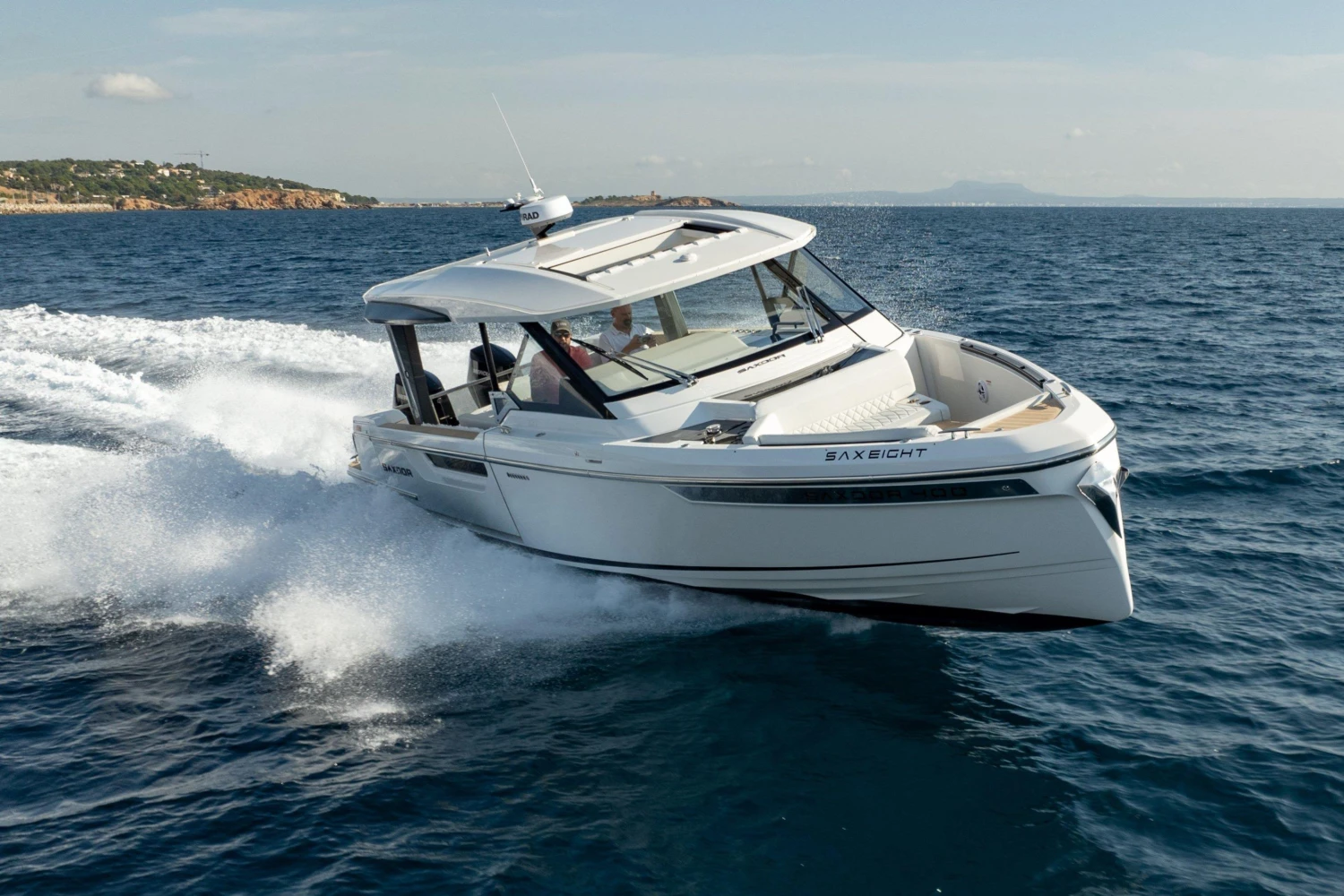 2025 Saxdor 400 GTO cruising on open water, showcasing sleek design and performance.