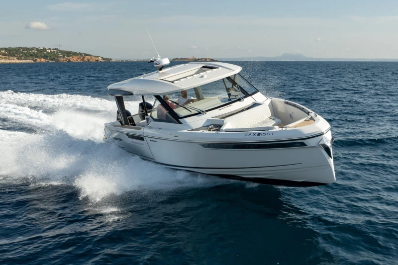 2025 Saxdor 400 GTO cruising on open water, showcasing sleek design and performance.