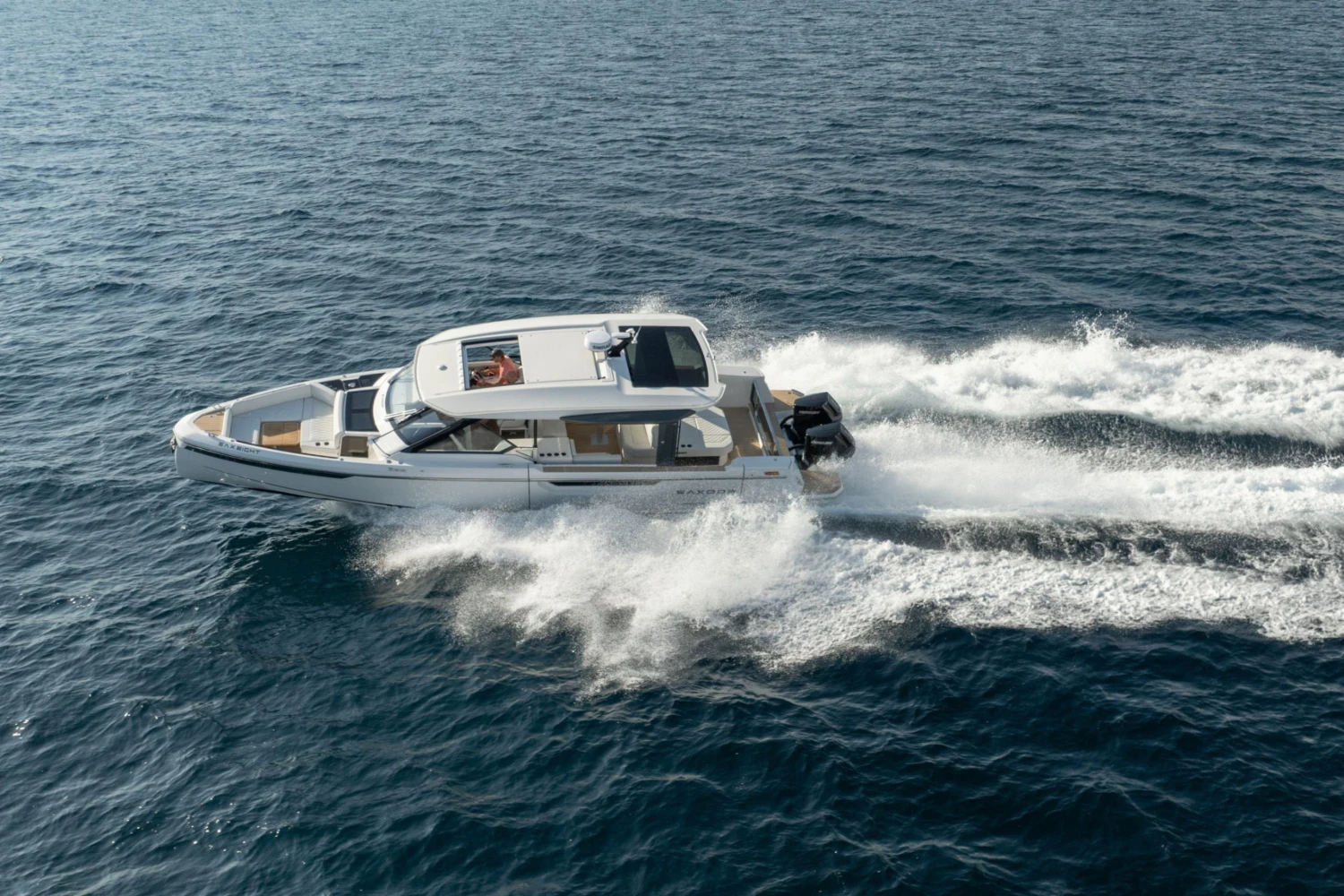 2025 Saxdor 400 GTO cruising swiftly on open water.