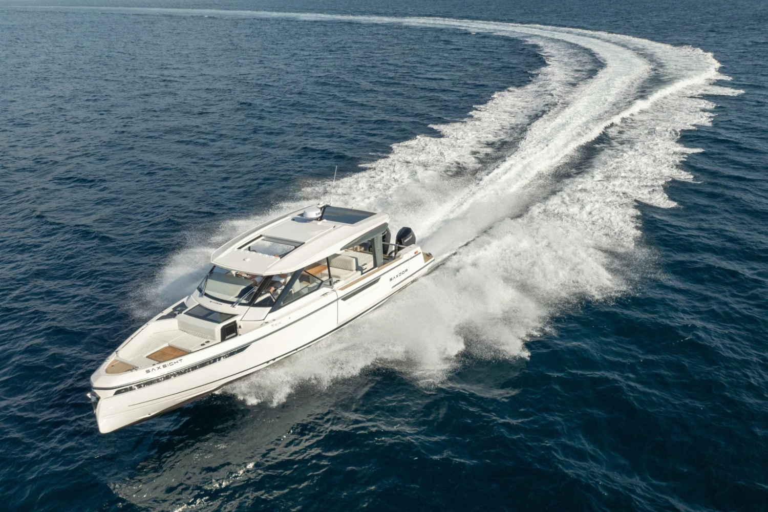2025 Saxdor 400 GTO cruising swiftly on open water, showcasing sleek design and performance.