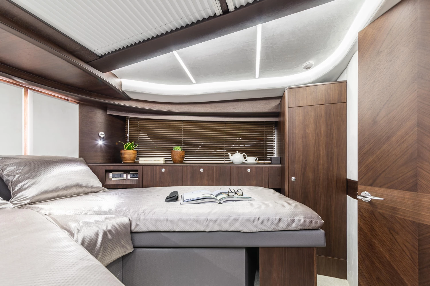 Galeon 400 Fly For Sale Guest cabin
